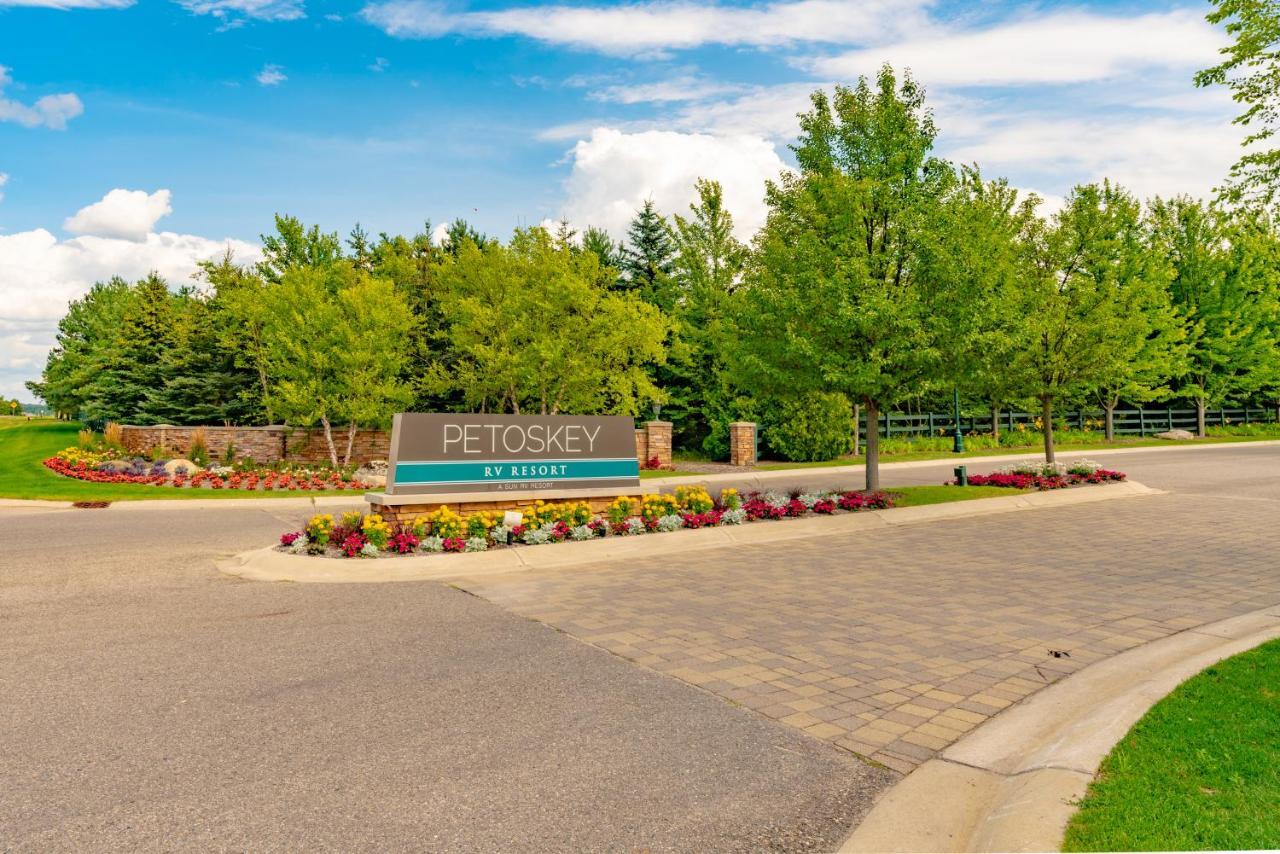 Sun Outdoors Petoskey Bay Harbor Hotel Екстериор снимка
